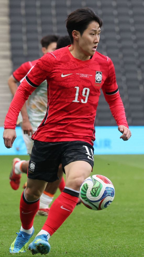 한국축구국가대표팀 이강인이 28일(한국시간) 영국 밀턴킨스 스타디움 MK에서 열린 코트디부아르와의 평가전에서 패스할 곳을 찾고 있댜. 연합뉴스