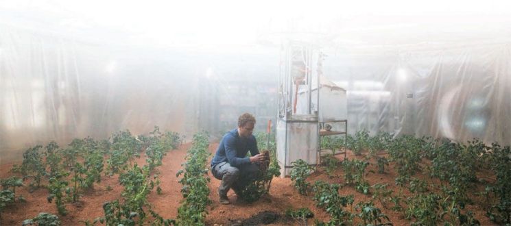 영화 '마션'은 화성에 홀로 남겨진 우주비행사가 감자를 식량으로 키우며 생존하는 내용을 담았다. 20세기폭스코리아