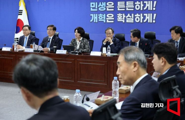 한정애 더불어민주당 정책위의장이 30일 국회 의원회관에서 열린 중동사태 경제대응 특별위원회에서 발언하고 있다. 2026.3.30 김현민 기자