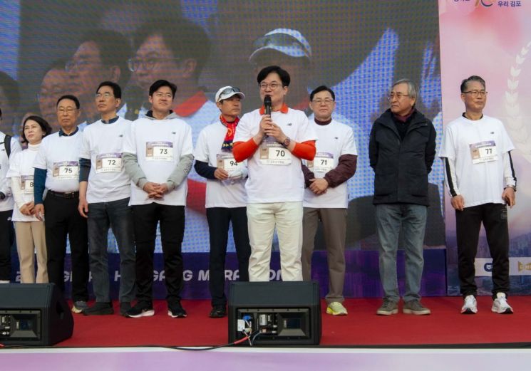 Kimpo市市长 Kim Byungsoo 最近在金浦综合运动场一带举行的第14届金浦汉江马拉松大赛上致辞。金浦市提供