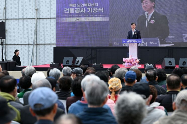 Lee Minguen 安山市长在上个月27日举行的“老年人综合福利中心奠基仪式”上致辞。安山市提供