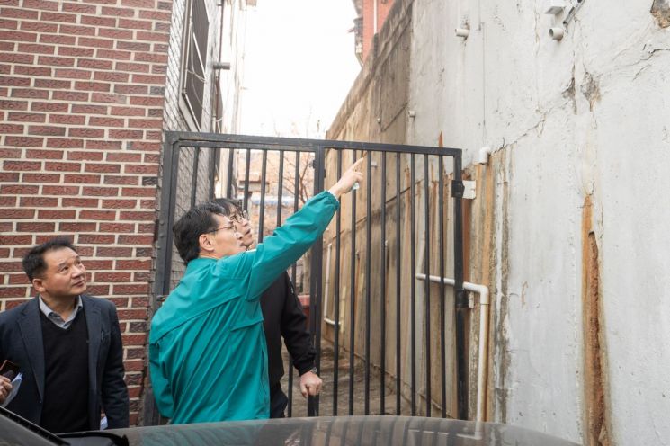 이기재 양천구청장이 담당 공무원들과 연립주택 담장(옹벽) 균열을 점검하고 있다. 양천구 제공.