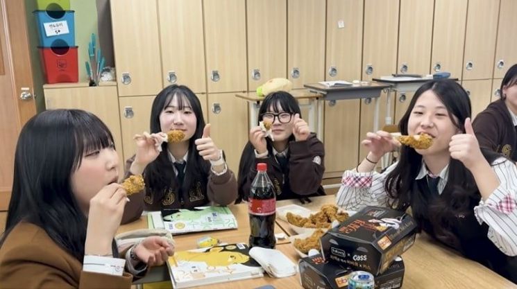 충주 학생들이 교실에서 즐겁게 치킨을 나눠 먹는 모습. 김선태 유튜브 채널