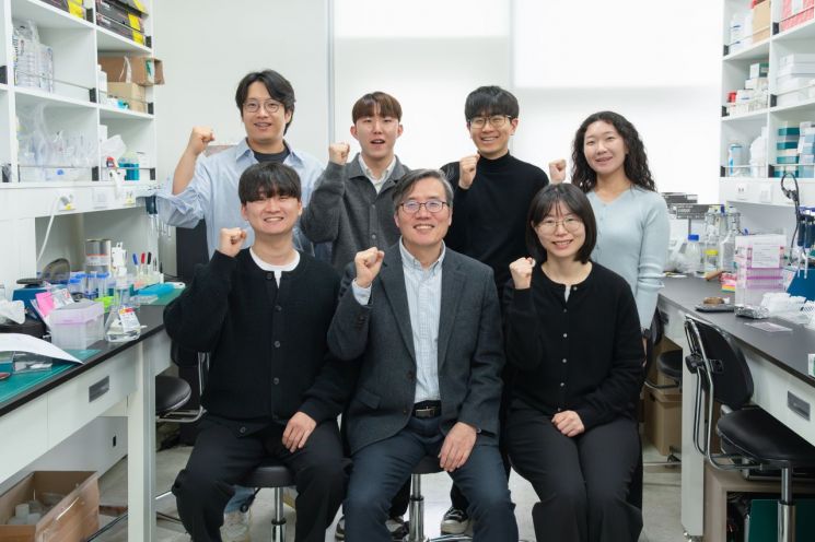 연구팀 사진. 뒷줄 왼쪽부터 화학과 이호연 연구교수, 이규한 석사과정생, 박준혁·박여진 박사과정생, 앞줄 왼쪽부터 박형빈 석박통합과정생(제1저자), 김민곤 교수(교신저자), 윤지영 석사과정생. GIST 제공