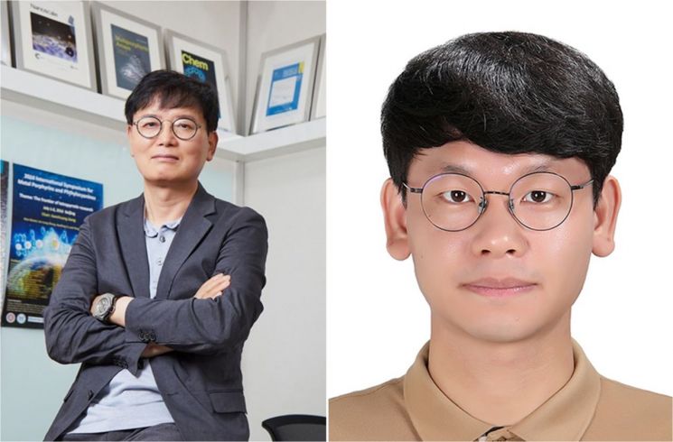 김동호 연세대학교 화학과 명예특임교수(교신저자, 왼쪽)와 홍용석 컬럼비아대학교 박사후 연구원(제1저자). 연세대 제공