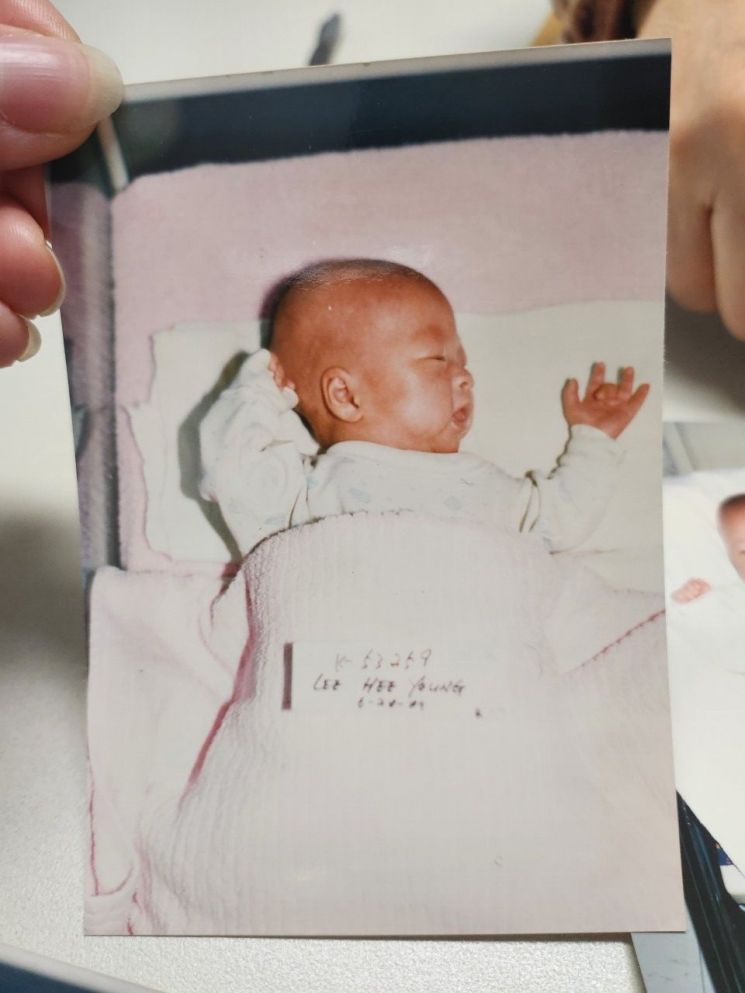 1987년 전라남도 광주에서 1.4㎏으로 태어나 덴마크로 입양된 미아(Mia Lee, 한국 이름 이희영)씨. 그는 친생부모의 경제적 어려움 때문에  입양된 줄로만 알았다. 하지만 2022년 유전자(DNA) 검사를 통해 만난 미아씨의 생모는 "의료진들은 아기가 출산 직후 사망했다고 했다. 나는 그 말을 믿을 수밖에 없었다"고 했다. 본인 제공