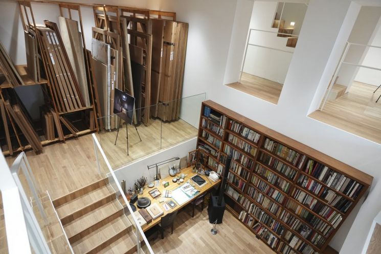 고 김창열 화백의 서재와 작품 보관 장소. 종로구 제공.