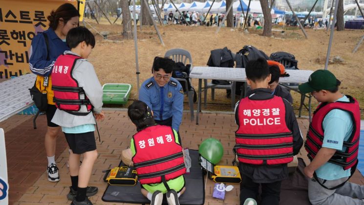 창원해경, 올해도 '구명조끼' 입고 3.15마라톤 ... 4년째 해양안전 홍보 - 뉴스 썸네일 이미지