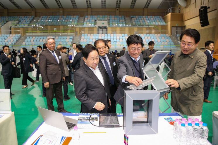 주광덕 남양주시장이 30일 남양주체육문화센터에서 열린 '신도시 지역동행협의체 상생협력 매칭데이' 현장을 살펴보고 있다. 남양주시 제공