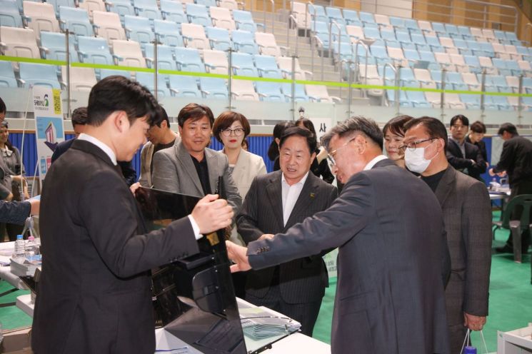 주광덕 남양주시장이 30일 남양주체육문화센터에서 열린 '신도시 지역동행협의체 상생협력 매칭데이' 현장을 살펴보고 있다. 남양주시 제공