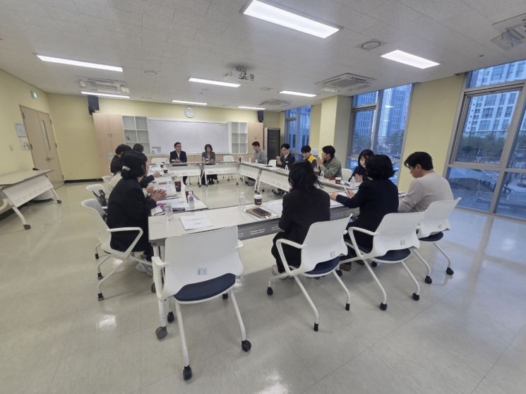 지난 25일 화성시동탄어울림종합사회복지관에서 ‘화성형 그냥드림’ 사업 추진을 위한 실무회의를 개최하고 있다. 화성시 제공