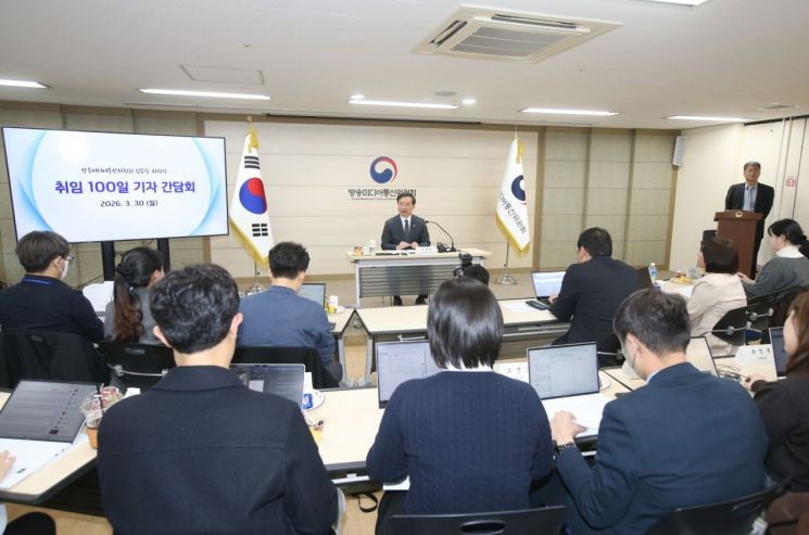 김종철 방송미디어통신위원회 위원장이 30일 정부과천청사에서 진행된 ‘취임 100일 출입기자 간담회’에서 기자들의 질의에 답변하고 있다. 방미통위 제공.