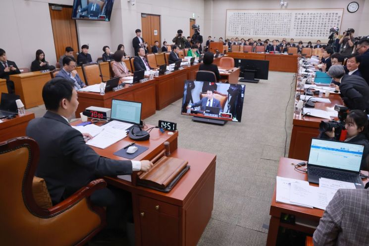 30일 국회에서 열린 법제사법위원회 전체회의에서 위원장 직무대행인 김용민 더불어민주당 의원이 민주유공자 예우에 관한 법률안을 의결하고 있다. 연합뉴스