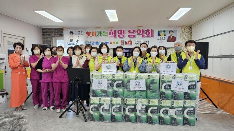 경남재능나눔협회가 거창군 거창읍 실버간호주간보호센터에서 '찾아가는 희망 음악회' 후 생필품 등을 기부하고 있다. 경남재능나눔협회 제공