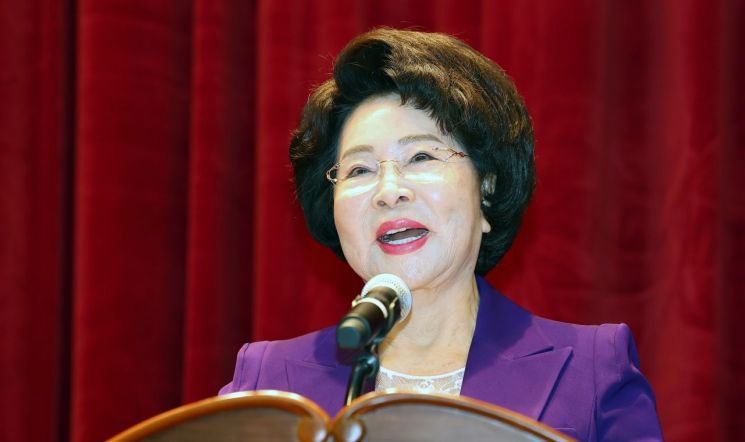 이길여 가천길재단 회장이 지난 25일 인천 남동구 가천대 길병원 암센터에서 열린 '가천 이길여 길' 명예도로명 지정 기념 제막식에서 인사말을 하고 있다. 연합뉴스