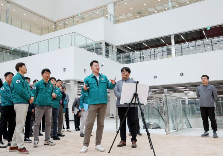 오언석 도봉구청장(가운데)이 지난 29일 창동민자역사 현장 관계자로부터 사업 추진 현황에 대한 설명을 듣고 있다. 도봉구 제공.