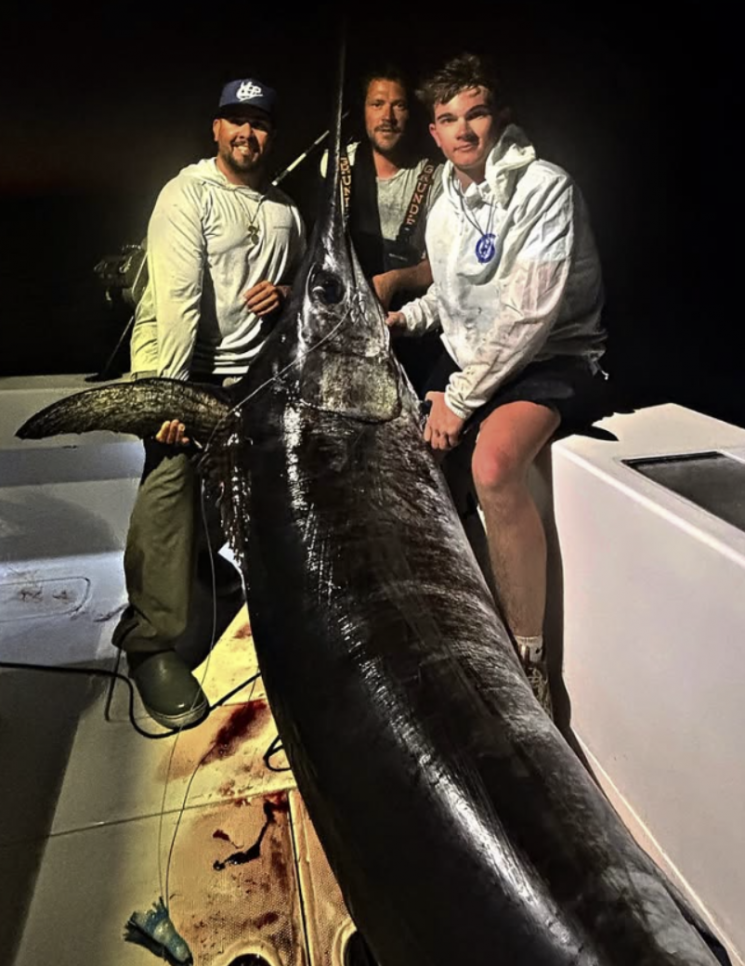 미국 플로리다주 커조키에서약 480파운드(약 218㎏)에 달하는 대형 황새치가 잡혔다. 인스타그램