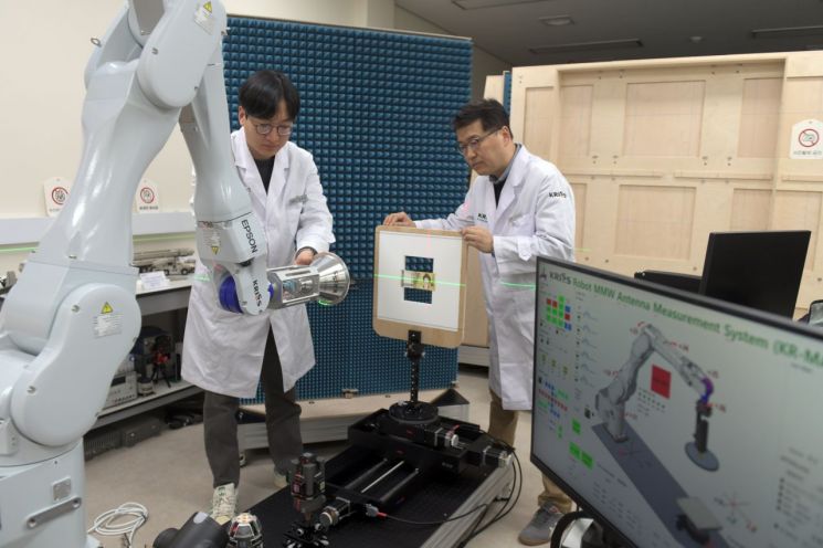 KRISS 이상수 선임기술원(좌)과 권재용 책임연구원(우)이 로봇 기반 전자파 측정시스템을 활용해 지폐의 미세패턴과 숨겨진 문양을 서브테라헤르츠파로 측정하고 있다. KRISS 제공