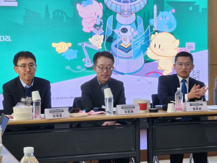 지난 26일 서울 광화문 인근 한 회의실에서 가진 과학기술정보통신부 기자단 브리핑에서 이준배 과기정통부 미래인재정책국장(가운데)과 이제준 과기정통부 과학기술문화과장(왼쪽), 정우성 한국과학창의재단 이사장(오른쪽)이 기자들의 질문에 답변하고 있다. 김종화 기자.