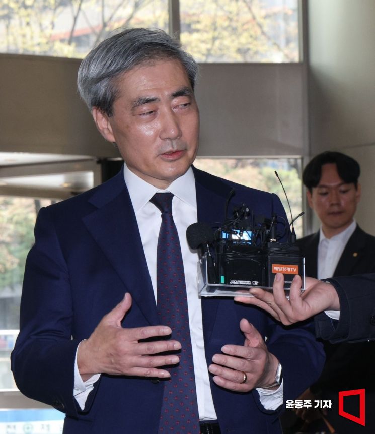 신현송 한국은행 총재 후보자가 31일 서울 중구 한화금융플라자에 마련된 인사청문회 준비 사무실로 출근하며 취재진의 질문에 답하고 있다. 2026.03.31 윤동주 기자