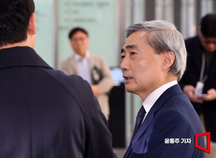 신현송 한국은행 총재 후보자가 지난달 31일 서울 중구 한화금융플라자에 마련된 인사청문회 준비 사무실로 출근하며 취재진의 질문에 답하고 있다.