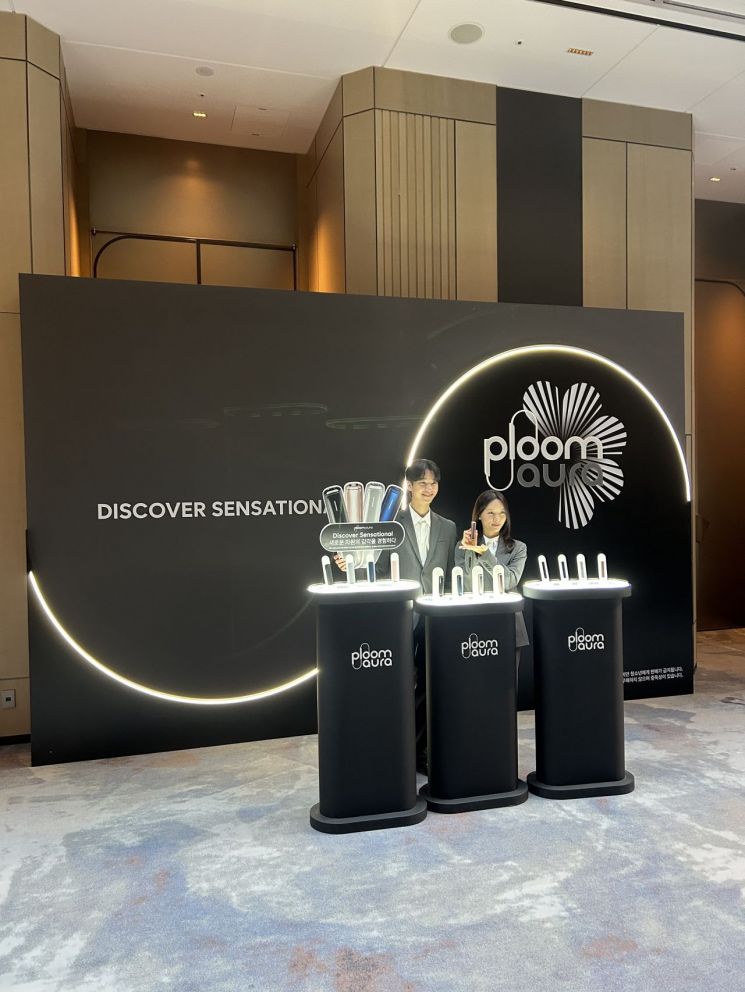 Models are introducing Plume Aura at JTI Korea's 'Plume Aura' press conference held on the 31st at Fairmont Ambassador Seoul Hotel in Yeongdeungpo-gu, Seoul. Photo by Kyungjoon Hur.