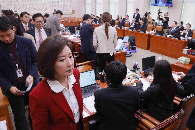 31일 국회에서 열린 윤석열 정권 정치검찰 조작기소 의혹 사건 진상규명 국정조사 특별위원회 제3차 전체회의에서 토론 도중 나경원 국민의힘 의원 등 국민의힘 특위 위원들이 퇴장하고 있다. 연합뉴스