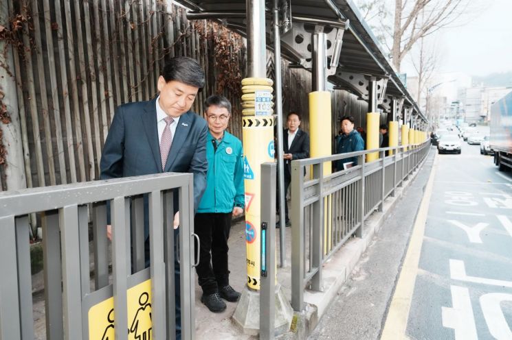 Bang Sehwan 广州市长为营造广南小学学生安全的上下学环境，于31日完成了通学巴士专用上下车区域、遮雨设施、防护围栏等安全设施扩充项目，并进行现场检查。京畿 广州市提供