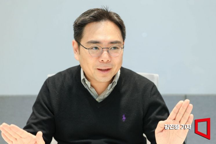 홍기훈 토스인사이트 연구소장이 3월31일 서울 용산구 토스인사이트에서 인터뷰 하고 있다. 강진형 기자