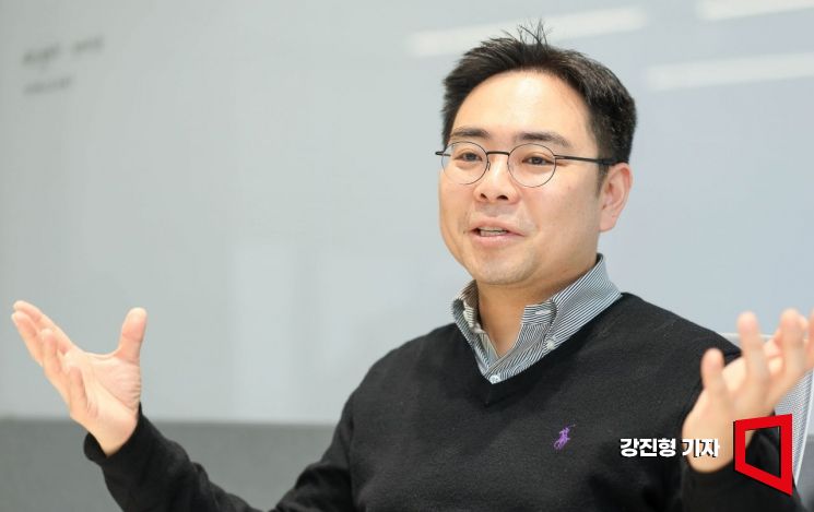 홍기훈 토스인사이트 연구소장이 31일 서울 용산구 토스인사이트에서 인터뷰 하고 있다. 강진형 기자