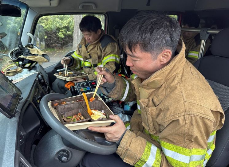 희망브리지 전국재해구호협회가 3월 20일 발생한 대전 자동차 부품 공장 화재 현장에서 진화와 사고 수습에 힘쓰는 소방대원 등에게 식사 및 간식을 긴급 지원했다. 희망브리지
