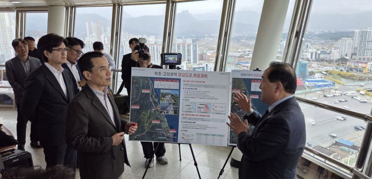 김진태 강원특별자치도지사(왼쪽)가 31일 속초 엑스포 타워를 방문해 이병선 속초시장과 대화를 나누고 있다. 강원도 제공