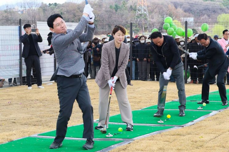 이상일 용인특례시장(왼쪽)이 31일 기흥호수에서 열린 파크골프장 준공식에서 시타를 하고 있다. 용인시 제공