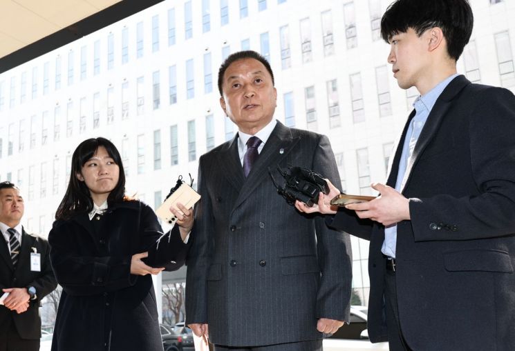 김영환 충북도지사가 23일 서울 양천구 서울남부지방법원에서 자신을  6·3 지방선거 공천에서 배제(컷오프)한 국민의힘 공천관리위원회 결정 효력을 정지해 달라며 낸 가처분 신청 심문에 출석하기 위해 법정으로 향하며, 취재진 질문에 답하고 있다. 연합뉴스