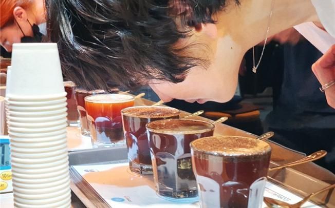 서지연로스터가 커핑하는 모습. 시흥시 제공