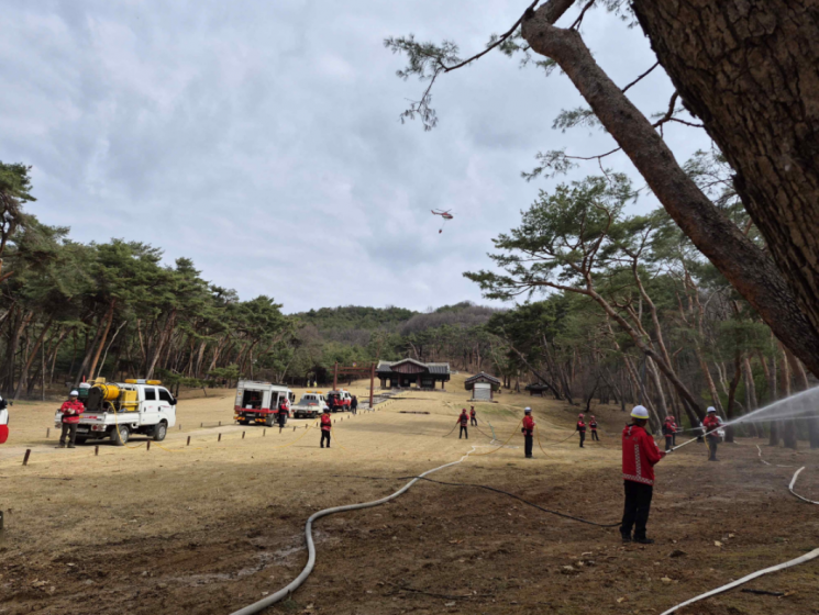 익릉 앞 지자체, 소방서 합동 산불 진화