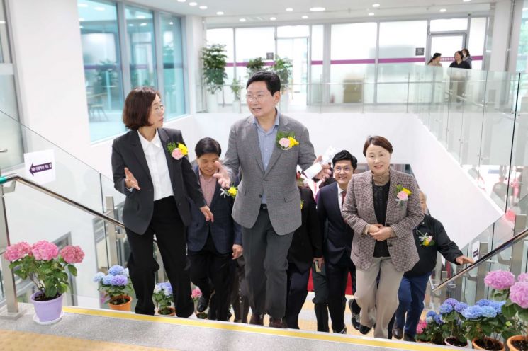 Yisangil, mayor of Yongin Special City, is inspecting the facilities at the opening ceremony of Bora-dong Administrative Welfare Center on the 31st. Provided by Yongin City