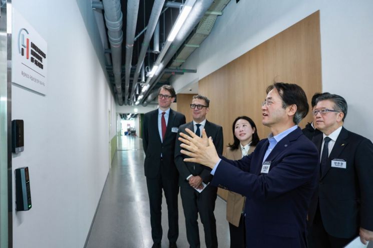 이동환 고양시장이 지난 31일 룩셈부르크 국립보건원 한국 대표사무소 개소식에서 시설을 살펴보고 있다. 고양시 제공