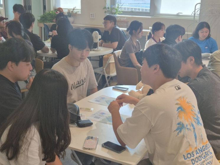 去年8月，在光明市青年栋参加“棒球观赛一日课堂”的青年们正在进行事前会面。光明市提供