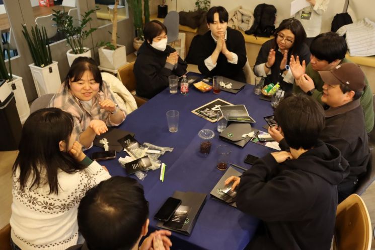 今年3月，在光明市青年栋，“2026 CXDC”参与者互相介绍自己想要创建的聚会。光明市提供
