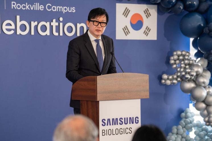 当地时间31日，在美国马里兰州罗克维尔生物医药品生产设施举行的收购完成仪式上，三星生物制剂公司代表John Rim正在致辞。三星生物制剂公司提供