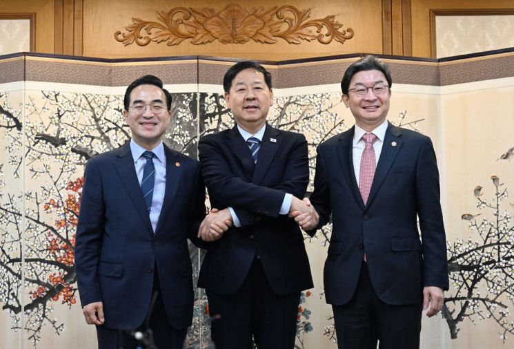 1일 오전 서울 종로구 정부서울청사에서 열린 '거시재정금융간담회'에서 박홍근 기획예산처 장관(사진 왼쪽부터), 구윤철 경제부총리 겸 재정경제부 장관, 이억원 금융위원장이 기념촬영을 하고 있다. 기획예산처