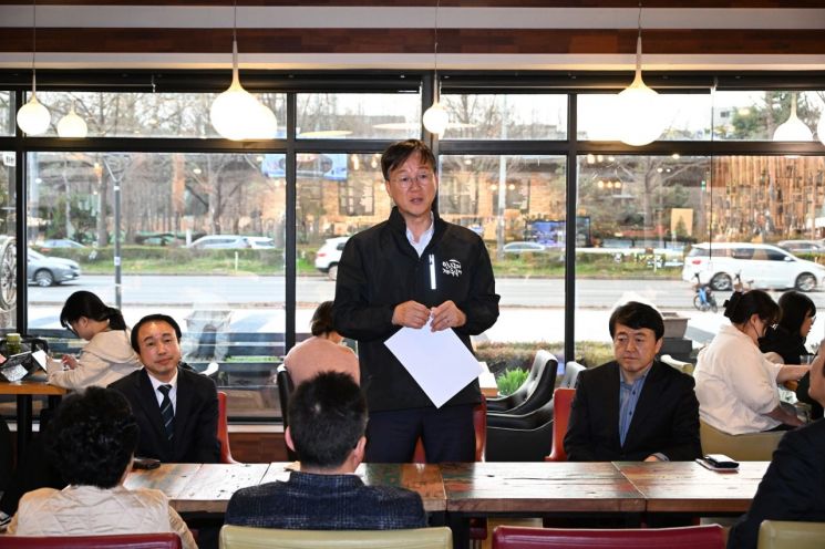 Lee Min-geun 安山市长上个月31日到“中央大道绿道整修工程”施工现场，检查项目推进情况。安山市提供