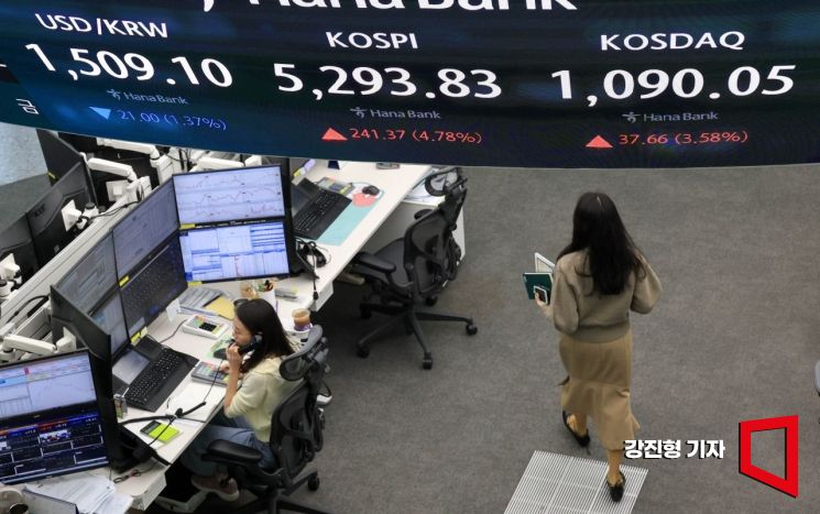 코스피 지수가 종전 기대감에 5%대 급등 출발하며 장 초반 매수사이드카가 발동한 1일 서울 중구 하나은행 본점 딜링룸 전광판에 국내증시 현황이 표시돼 있다. 이날 원달러 환율은 전 거래일 대비 21.6원 내린 1508.5원에 거래를 시작 했다. 2026.4.1 강진형 기자