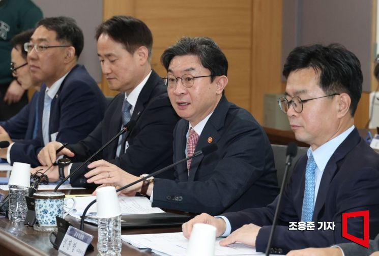 이억원 금융위원장이 1일 서울 종로구 정부서울청사에서 열린 가계부채 점검회의에 참석해 발언하고 있다. 2026.4.1 조용준 기자