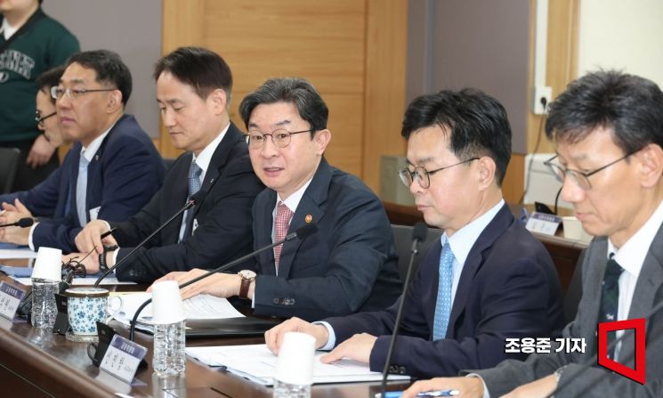 이억원 금융위원장이 1일 서울 종로구 정부서울청사에서 열린 가계부채 점검회의에 참석해 발언하고 있다. 2026.4.1 조용준 기자