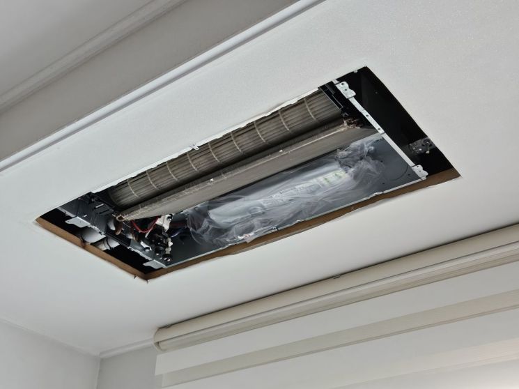 지난 25일 LG전자의 휘센 시스템 에어컨 세척을 위해 전면 커버를 분리한 모습. 박준이 기자.