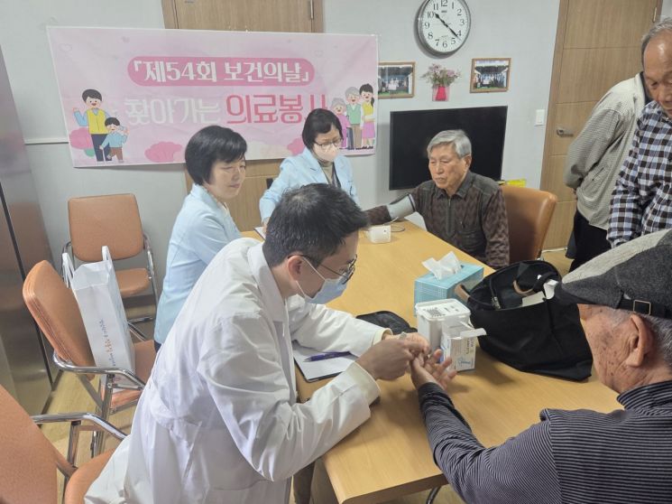 찾아가는 의료봉사가 진행된 매전면관하학구 경로당. 청도군 제공