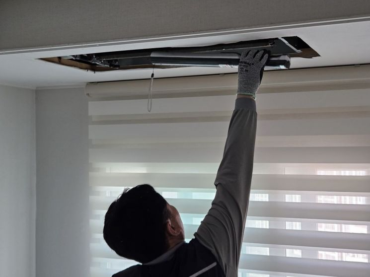 지난 25일 케어 매니저가 LG전자의 휘센 시스템 에어컨에 UV살균을 진행하고 있다. 박준이 기자.