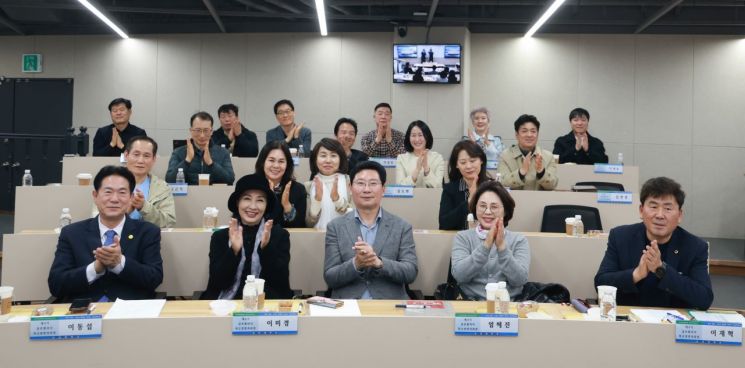 이상일 용인특례시장이 지난 31일 강남대학교 글로벌리더 최고경영자과정 수강생을 대상으로 특강을 진행하고 있다. 용인시 제공